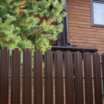 Прямоугольный фигурный штакетник в магазине стройматериалов